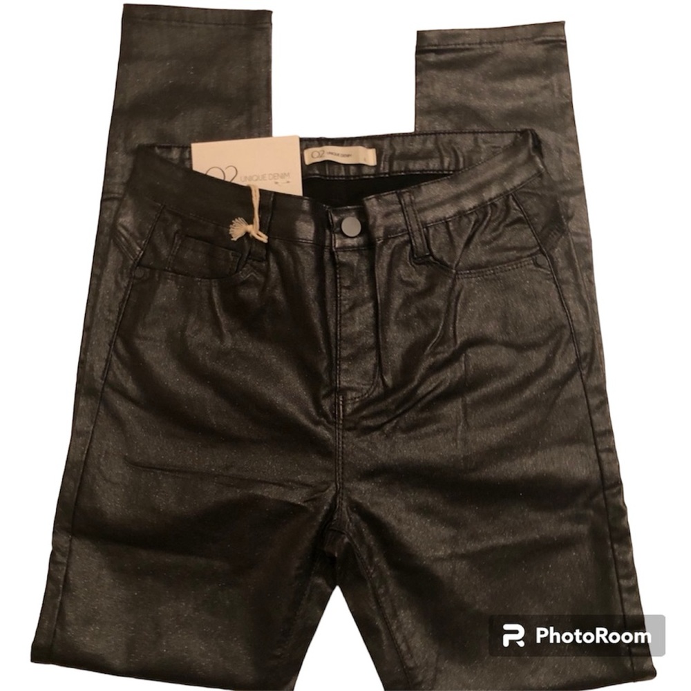 Sparkling bow, leather jeans